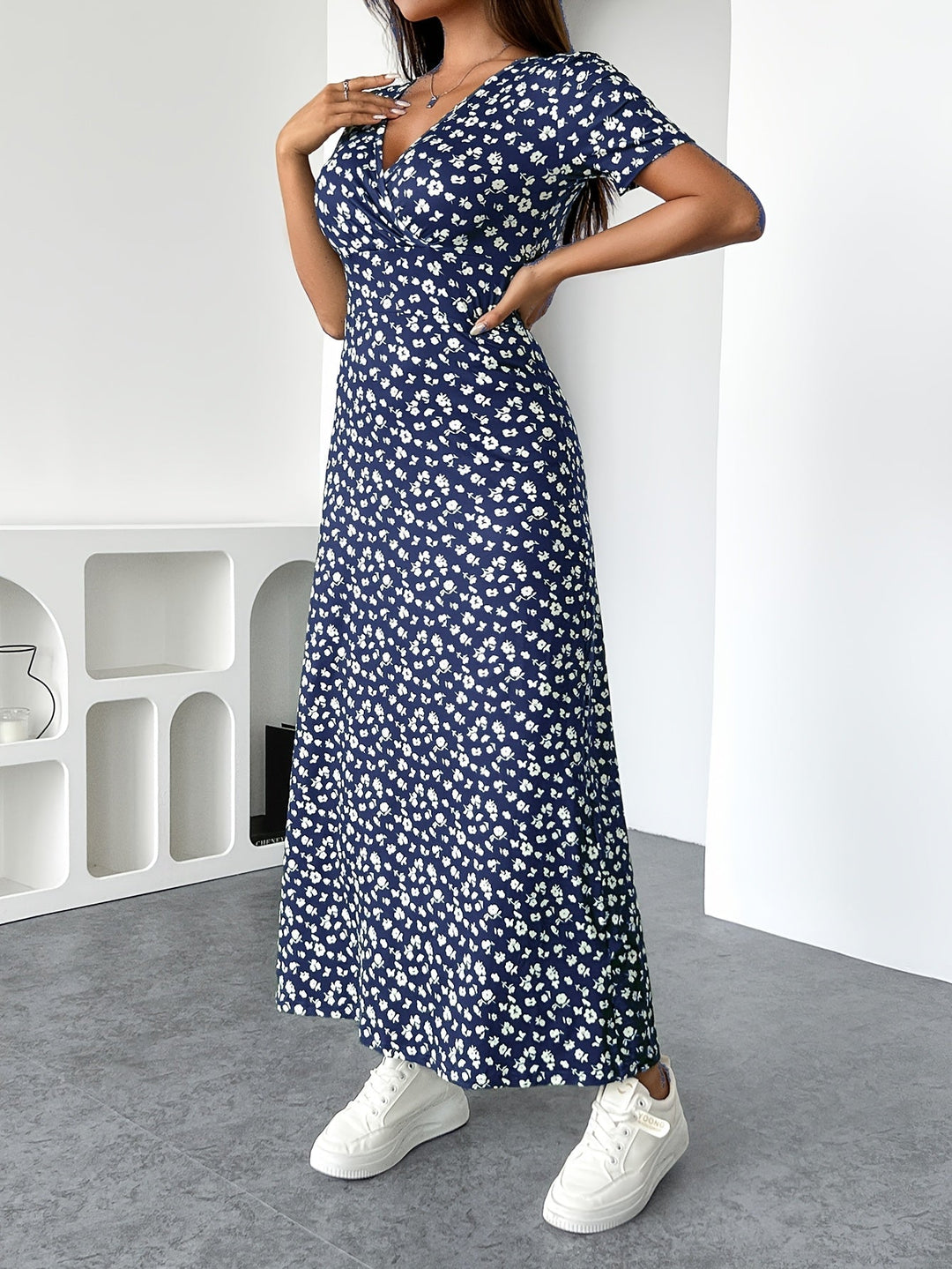 Muni – Floral V-Neck Ruched Dress